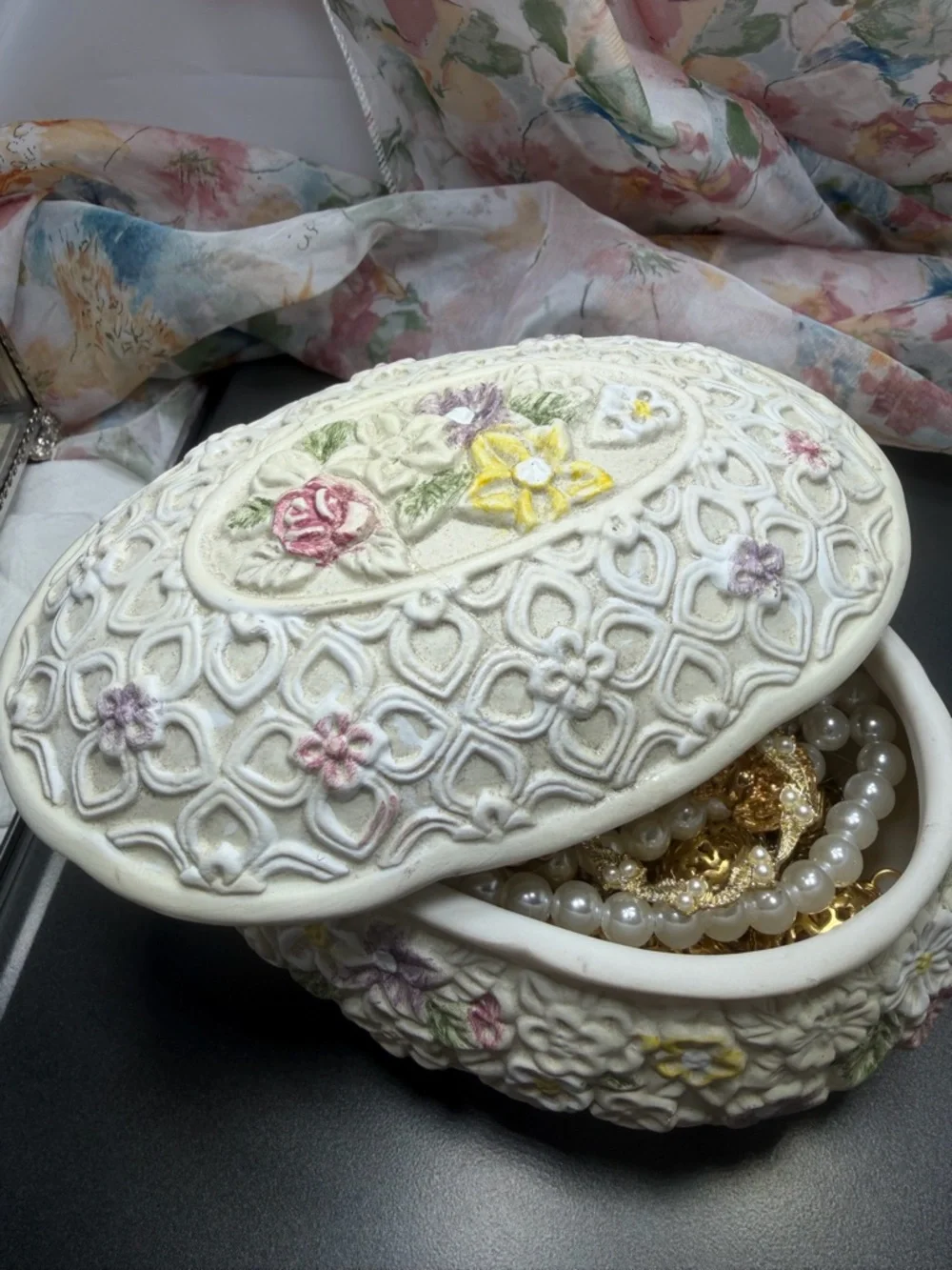 Vintage Jewelry lot in damaged trinket box - Picture 3 of 6